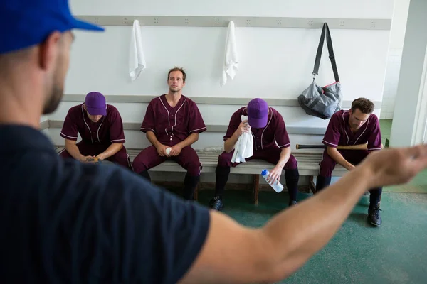 Entrenador discutiendo con el equipo de béisbol —  Fotos de Stock