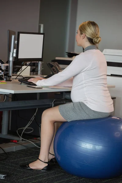 Έγκυος γυναίκα που κάθεται στο γυμναστήριο μπάλα — Φωτογραφία Αρχείου