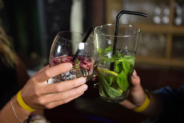 Vänner rosta cocktail glas — Stockfoto