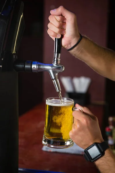 Barman preparando cerveja — Fotografia de Stock