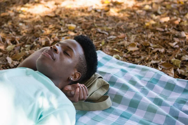 Man slapen op een Picknickkleed. — Stockfoto