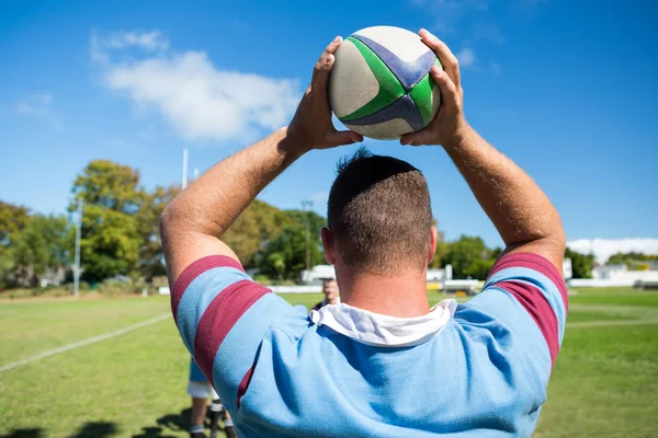 Jugador de rugby sosteniendo pelota — Foto de Stock