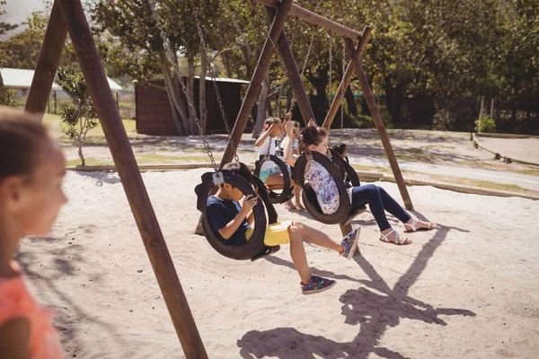 Écoliers jouant dans aire de jeux — Photo