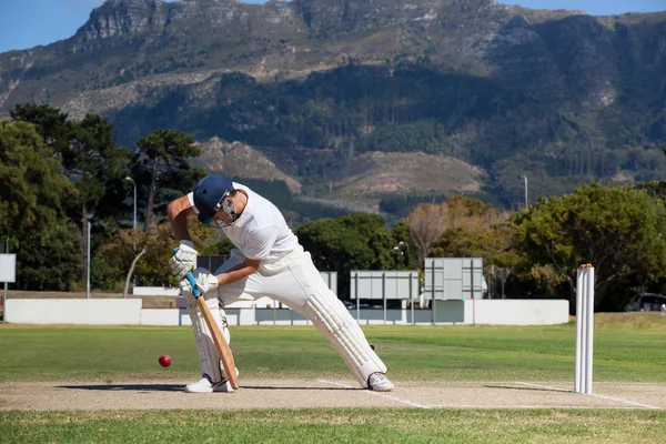 Batsman jugando cricket en el campo —  Fotos de Stock