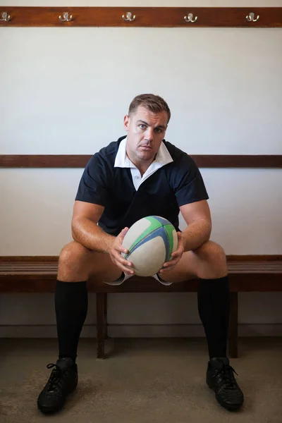 Jogador de rugby segurando bola — Fotografia de Stock