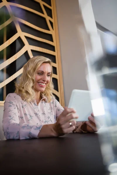 Бізнес-леді використовуючи цифровий планшет в кафе — стокове фото