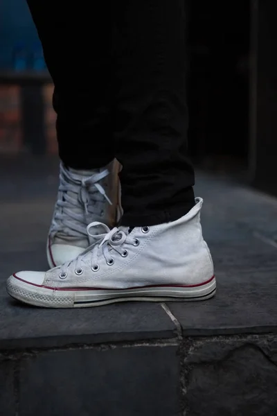 Niedriger Teil des Mannes, der weiße Leinenschuhe trägt — Stockfoto