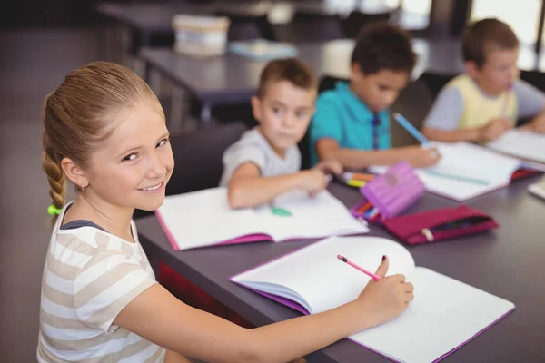 Schoolkids dělat své domácí úkoly v knihovně — Stock fotografie