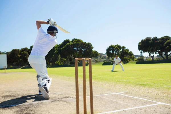 Spelaren spela cricket på fältet — Stockfoto