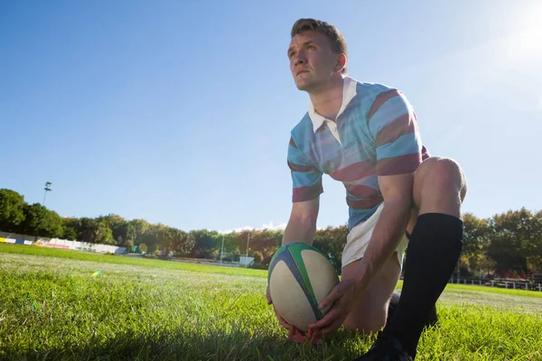 Klaar om te schoppen de bal speler — Stockfoto