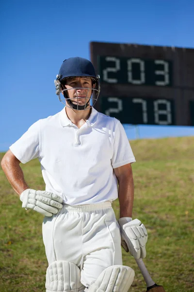 Självsäker cricket-spelare med bat — Stockfoto