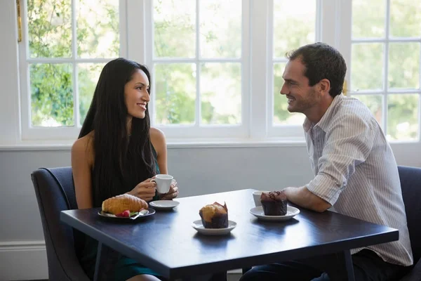 Paret tittar på varandra på café — Stockfoto