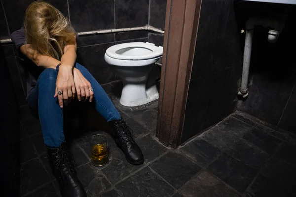 Mujer durmiendo en el baño — Foto de Stock