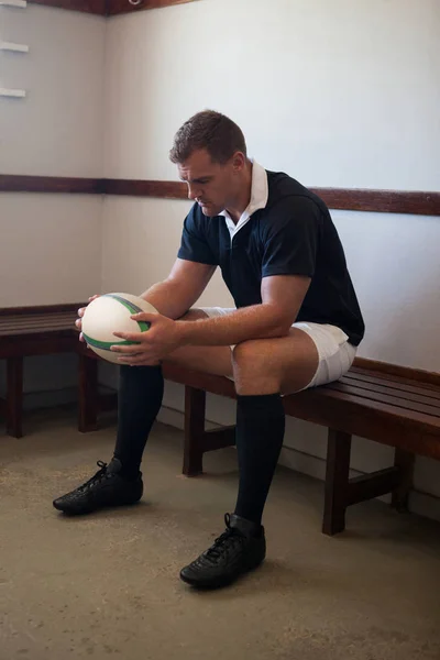 Jogador de rugby sentado no vestiário — Fotografia de Stock