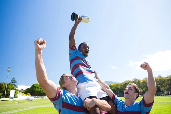 Equipo de rugby disfrutando de la victoria — Foto de Stock