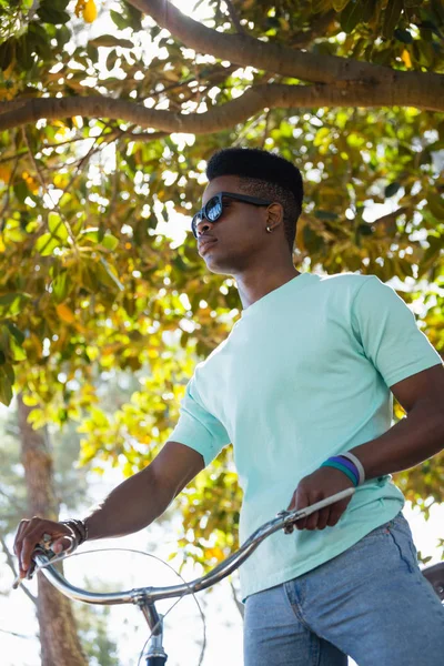 Man står med sin cykel — Stockfoto