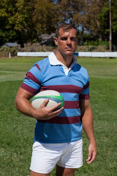 Jogador de rugby segurando bola — Fotografia de Stock