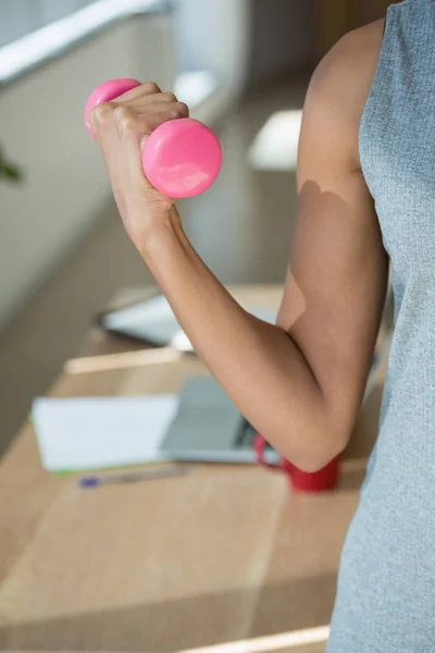 Uitvoerend trainen met halters — Stockfoto