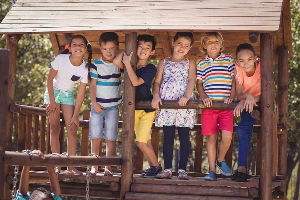 Écoliers debout dans un abri en bois — Photo