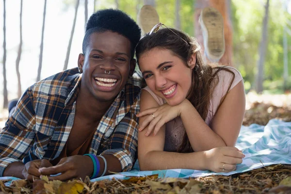 Pareja acostada sobre una manta — Foto de Stock