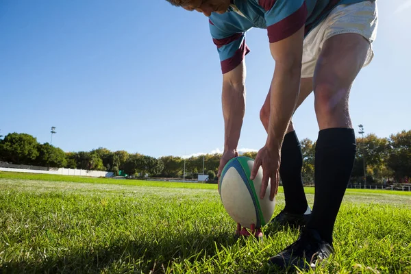 Hombre preparándose para patear la pelota — Foto de Stock