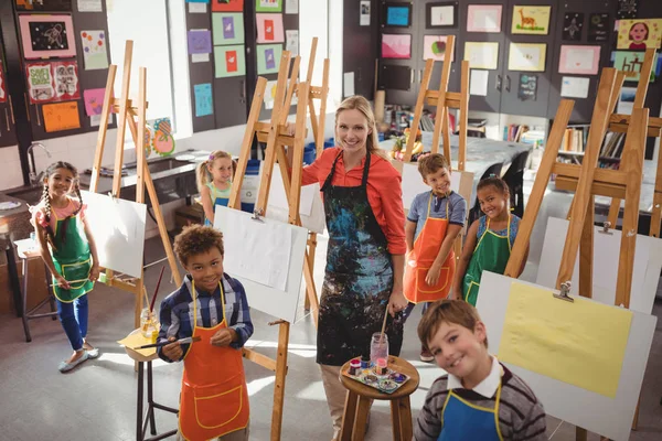 Leraar en schoolkid bij het opstellen van klasse — Stockfoto