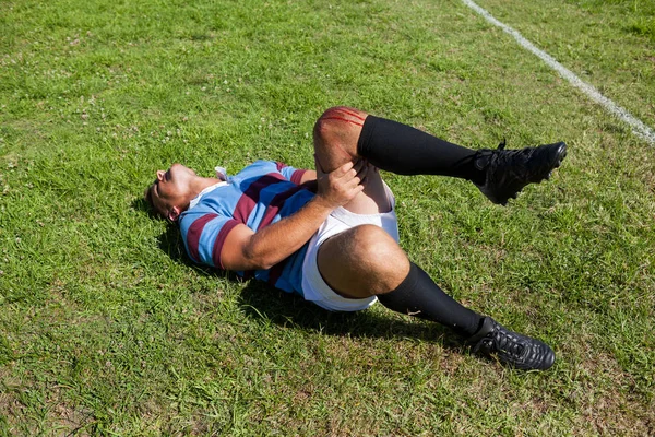 負傷した膝とのラグビー選手 — ストック写真