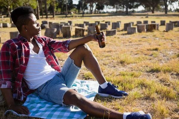 年轻人在公园里喝啤酒 — 图库照片