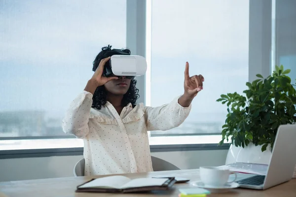 Executivo feminino usando fone de ouvido realidade virtual — Fotografia de Stock