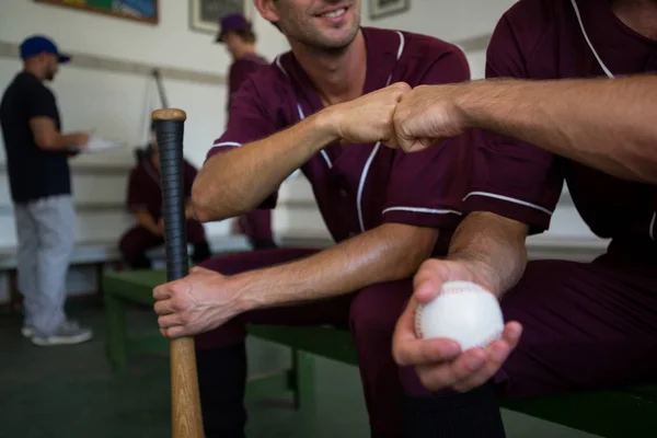 Jogadores de beisebol sentados no banco — Fotografia de Stock