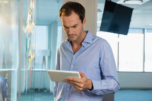 Executivo masculino usando tablet digital — Fotografia de Stock