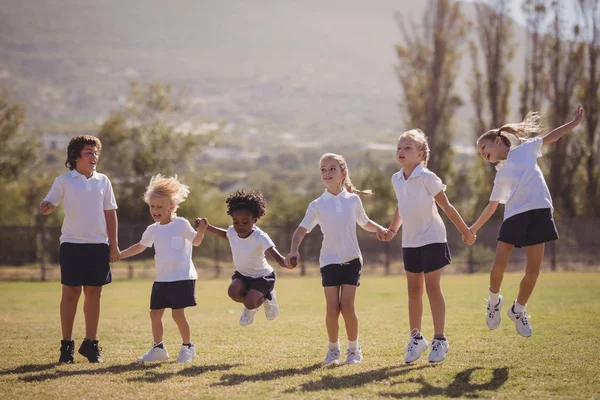 Colegialas disfrutando en el parque — Foto de Stock