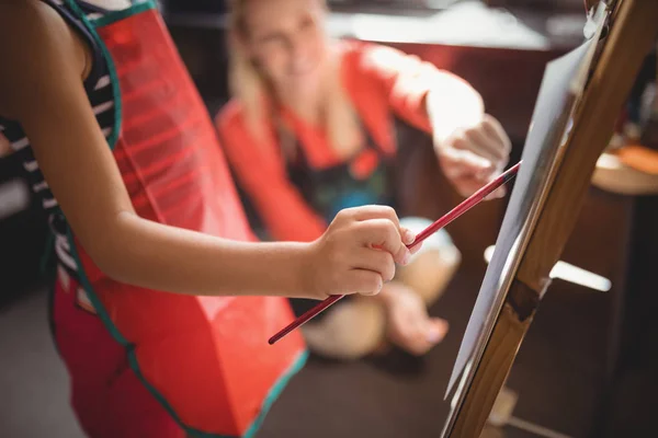 Profesor ayudando a chica en la clase de dibujo — Foto de Stock