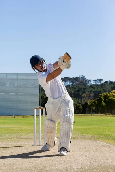 フィールド上にバッティングのクリケット選手 — ストック写真