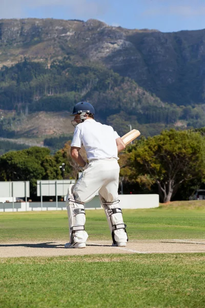 Batedor jogando críquete no campo — Fotografia de Stock
