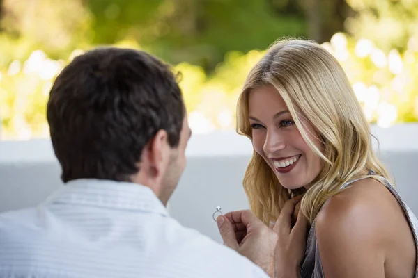 Hombre proponiendo a su novia en el restaurante — Foto de Stock