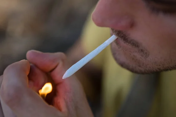 Hombre fumando hierba en el parque — Foto de Stock