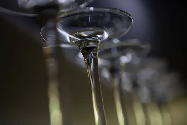 Бокалы для вина у барной стойки — стоковое фото