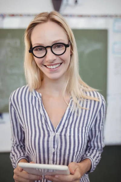 Gelukkig leraar bedrijf digitale tablet — Stockfoto