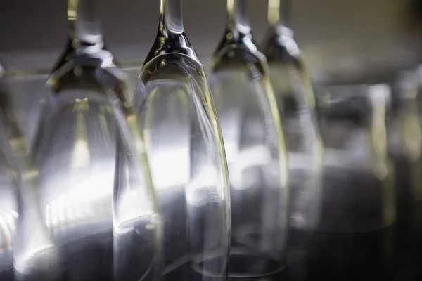Rij van wijnglazen op plank — Stockfoto