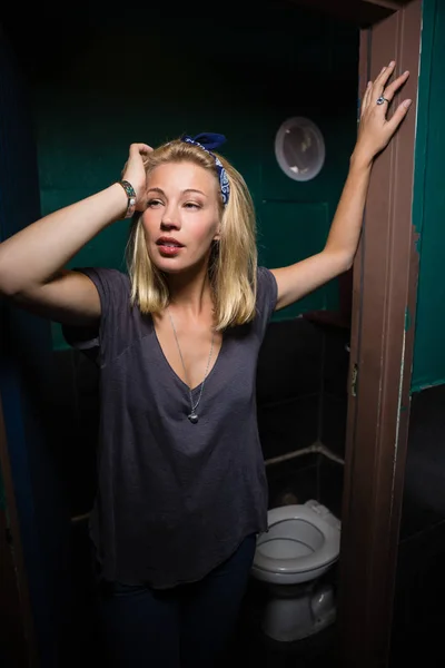 Nieświadome kobiety stojącej w WC — Zdjęcie stockowe