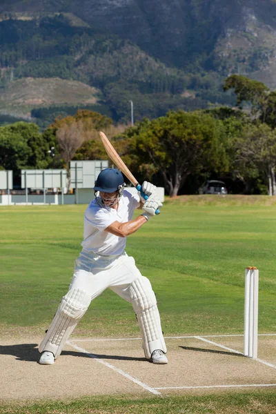 Jogador de críquete praticando em campo — Fotografia de Stock