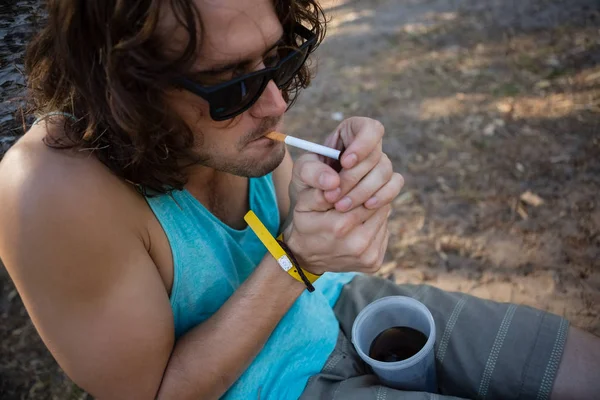 Hombre fumando cigarrillo en el parque — Foto de Stock