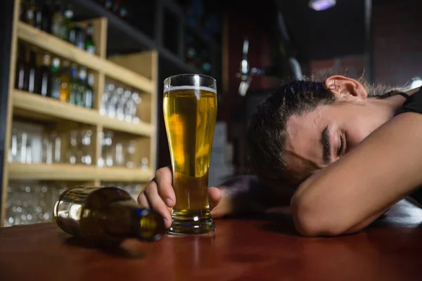 Uomo dormire sul bancone del bar — Foto Stock