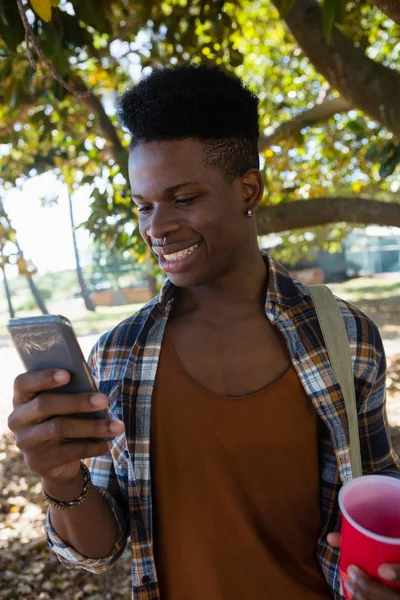 Homme utilisant un téléphone portable dans le parc — Photo