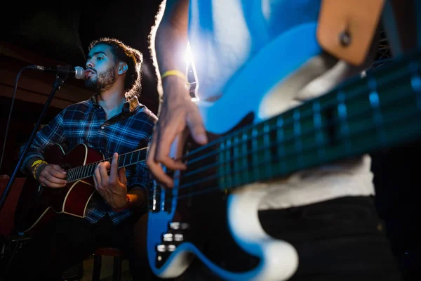 Banda actuando en el escenario — Foto de Stock