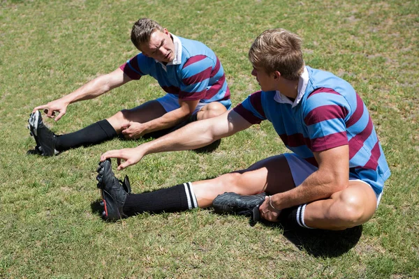 Jugadores de rugby estirándose — Foto de Stock