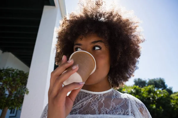 Woman looking away while drinking coffee — Stock Photo, Image