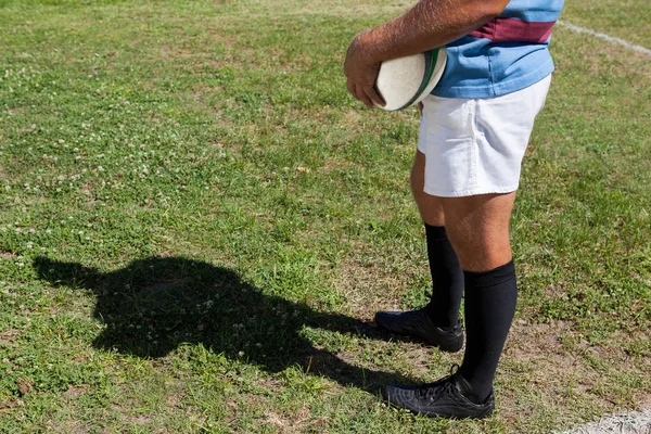 Top sahada tutan rugby oyuncusu — Stok fotoğraf