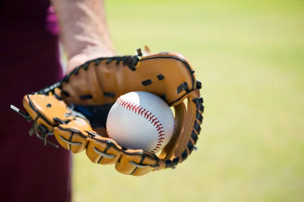 Baseballové džbánek držení míče na rukavice — Stock fotografie